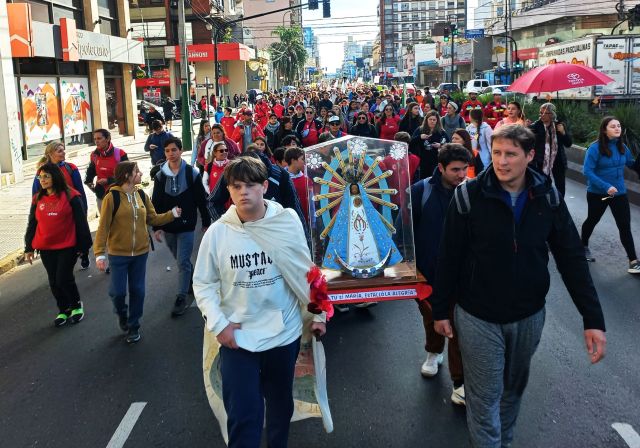 Por la Virgen de Luján, los niños de la diócesis de Lomas de Zamora caminaron a Longchamps