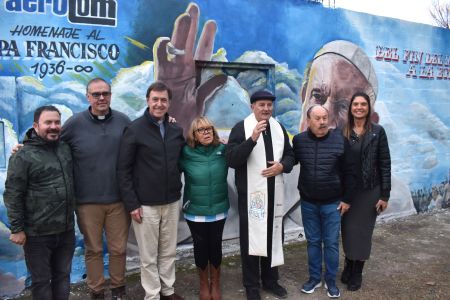 Francisco por siempre: el obispo bendice un mural del Papa en “Camino Negro”