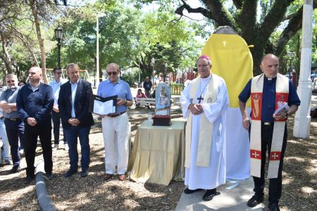 En la plaza frente a la estación de Adrogué, el obispo entronizó una imagen de la Virgen de la Paz