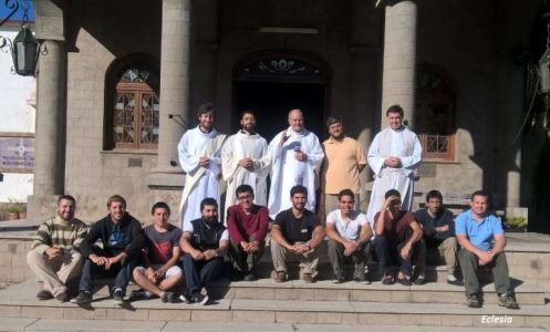 Los seminaristas con el obispo en una convivencia de verano