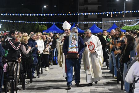 En la Plaza Grigera de Lomas, el obispo presidió por primera vez la misa de Pascua de Resurrección