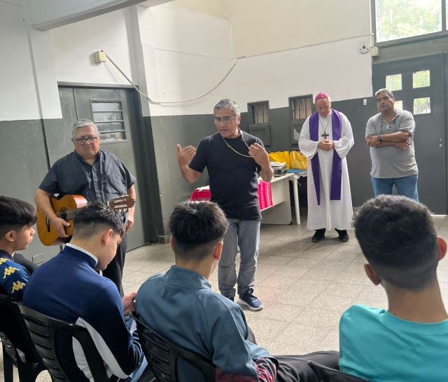 El obispo lavó los pies a los jóvenes detenidos en el CREU de Banfield