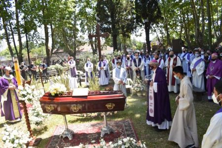 Los restos del padre Scali ya descansan en el camposanto de la parroquia Santa Ana