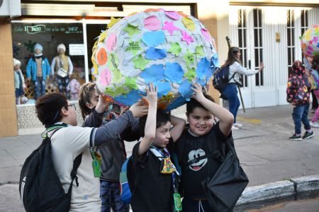 Con material reciclable y fines solidarios: un rosario dedicado a la Virgen María